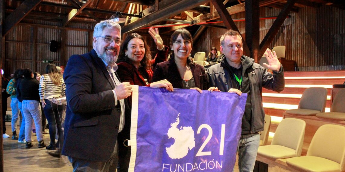 Bárbara Hernández recibe el reconocimiento «Espíritu Antártico 2026» por su trayectoria en las aguas más extremas del planeta