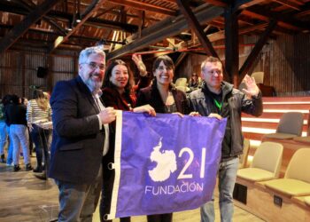 Bárbara Hernández recibe el reconocimiento «Espíritu Antártico 2026» por su trayectoria en las aguas más extremas del planeta