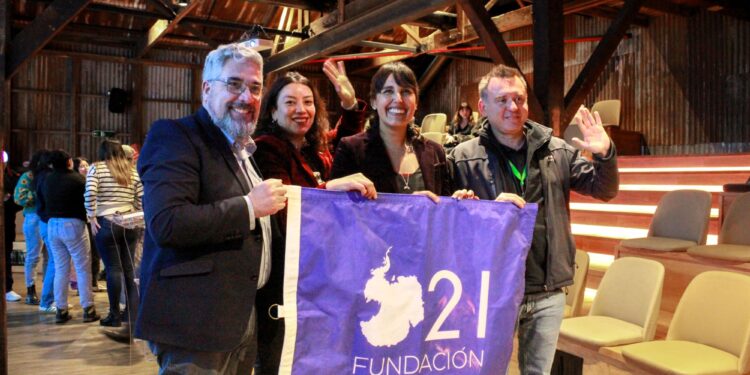 Bárbara Hernández recibe el reconocimiento «Espíritu Antártico 2026» por su trayectoria en las aguas más extremas del planeta