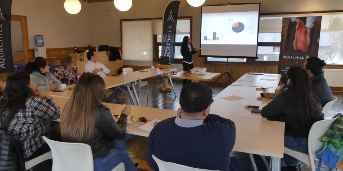 AquaChile entrega becas a 101 estudiantes de comunidades Kawésqar de Magallanes