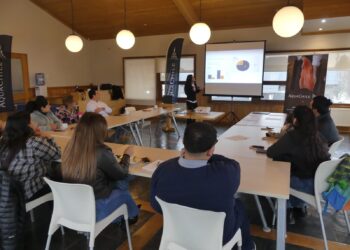 AquaChile entrega becas a 101 estudiantes de comunidades Kawésqar de Magallanes