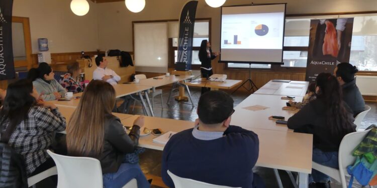 AquaChile entrega becas a 101 estudiantes de comunidades Kawésqar de Magallanes