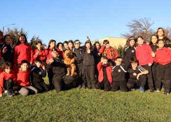 Estudiantes del Colegio Alemán aprenden sobre tenencia responsable de mascotas junto a la Brigada Canina de Gendarmería