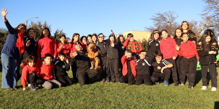 Estudiantes del Colegio Alemán aprenden sobre tenencia responsable de mascotas junto a la Brigada Canina de Gendarmería