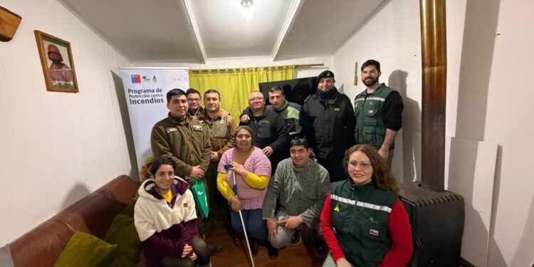 CONAF fortalece prevención de incendios forestales en Puerto Toro con programa Comunidad Preparada