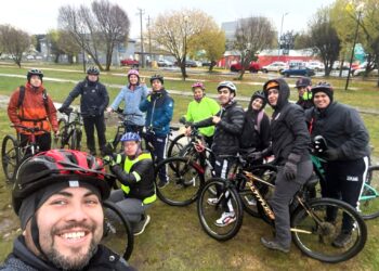 Autoridades y estudiantes promovieron el uso de la bicicleta en Punta Arenas durante su día mundial