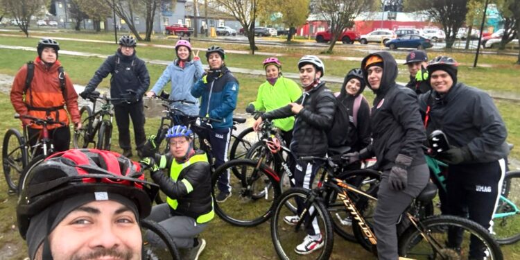 Autoridades y estudiantes promovieron el uso de la bicicleta en Punta Arenas durante su día mundial