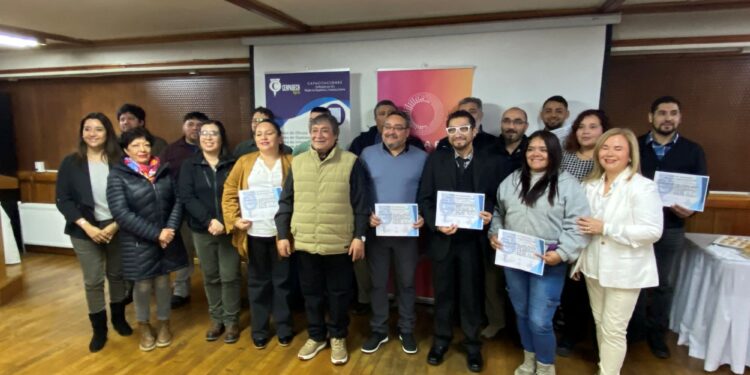 14 personas se gradúan como operadores de grúa horquilla gracias a programa impulsado por CENPADECH y ENAP