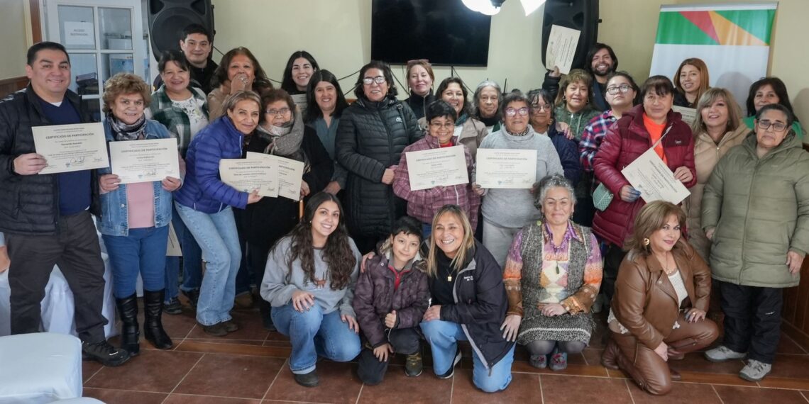 Vecinos de Río Verde fortalecen oficios patagónicos con taller de hilado y teñido de lana