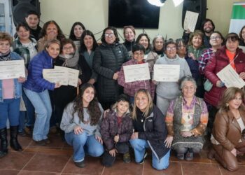 Vecinos de Río Verde fortalecen oficios patagónicos con taller de hilado y teñido de lana