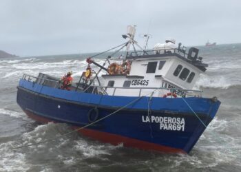 Armada rescata a tripulante de embarcación varada en Barranco Amarillo durante temporal en Punta Arenas