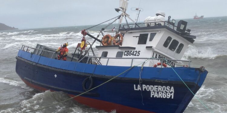 Armada rescata a tripulante de embarcación varada en Barranco Amarillo durante temporal en Punta Arenas