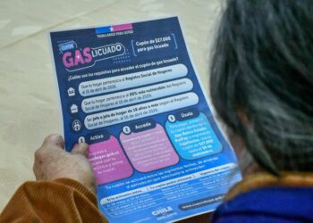 Adultos mayores de Puerto Williams reciben apoyo para activar el Cupón de Gas Licuado