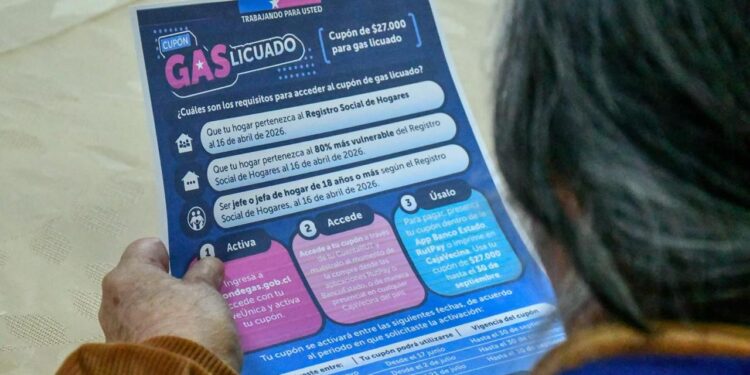 Adultos mayores de Puerto Williams reciben apoyo para activar el Cupón de Gas Licuado