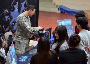 IVª Brigada Aérea acerca la carrera militar a estudiantes de Punta Arenas