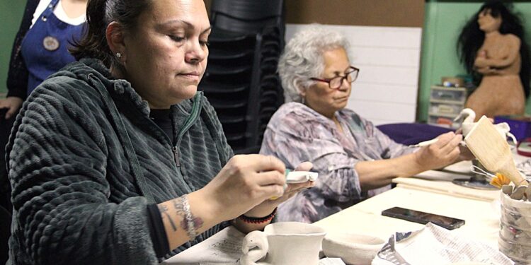 Taller de alfarería une arte, migración e identidad cultural en Río Seco