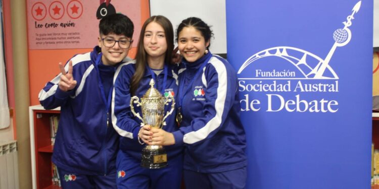 Torneo de debate reunió a estudiantes de Magallanes en Puerto Natales durante aniversario comunal