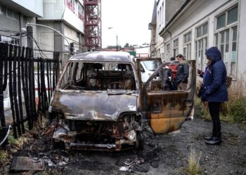 Incendio destruye vehículo municipal en ex Ceia de Punta Arenas, autoridades apuntan a acción intencional