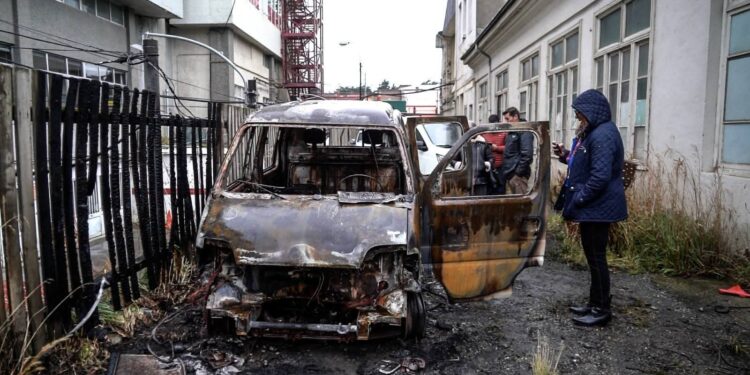 Incendio destruye vehículo municipal en ex Ceia de Punta Arenas, autoridades apuntan a acción intencional