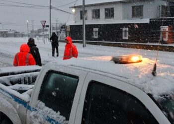 Caída de nieve  causa trastornos viales en Punta Arenas y activa despliegue de emergencia municipal.