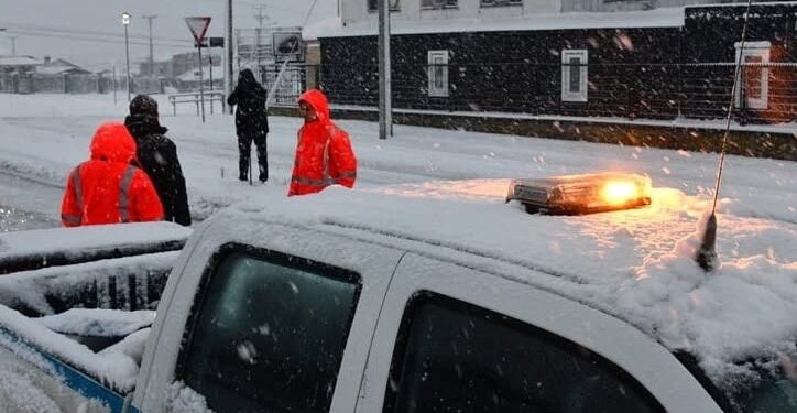 Caída de nieve  causa trastornos viales en Punta Arenas y activa despliegue de emergencia municipal.