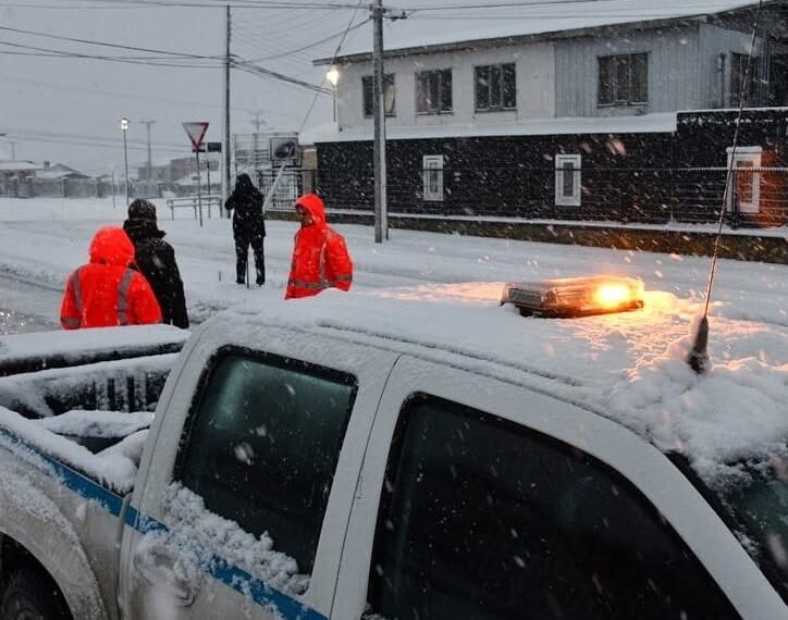 Caída de nieve  causa trastornos viales en Punta Arenas y activa despliegue de emergencia municipal.