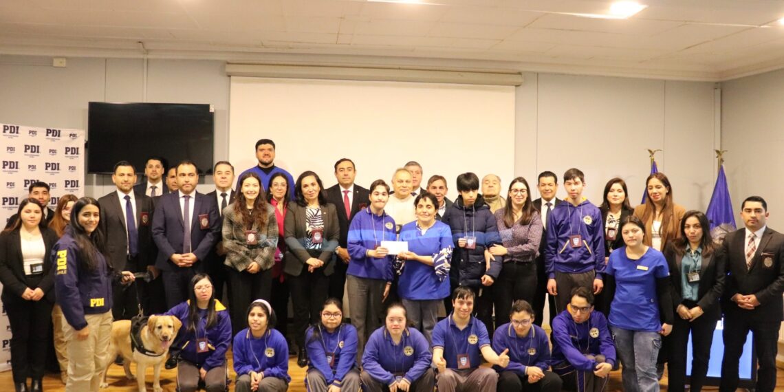 Estudiantes de la Escuela Especial Club de Leones Cruz del Sur conocieron el trabajo de la PDI en Magallanes