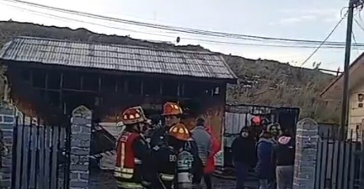 Incendio destruyó por completo vivienda utilizada como peluquería canina en el sector Jardín de la Patagonia