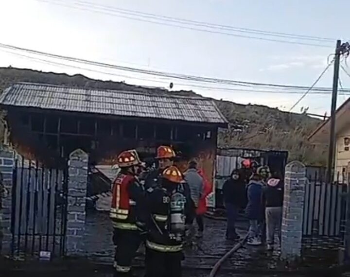 Incendio destruyó por completo vivienda utilizada como peluquería canina en el sector Jardín de la Patagonia