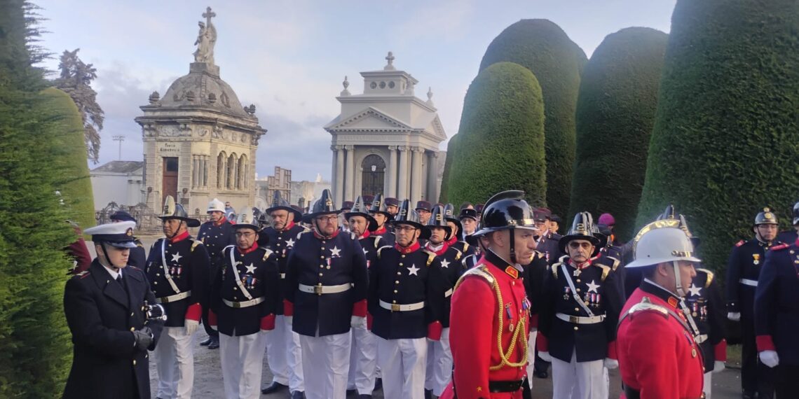 Bomberos rindió homenaje a sus voluntarios fallecidos en aniversario de la Primera Compañía
