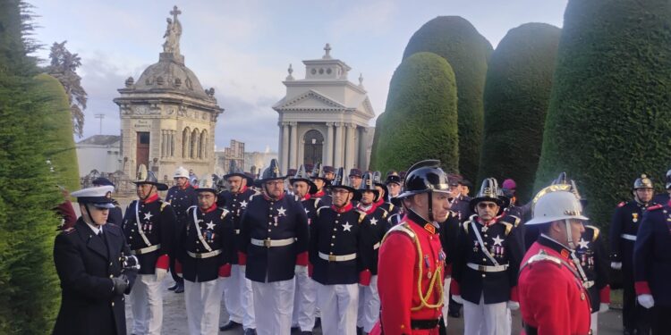 Bomberos rindió homenaje a sus voluntarios fallecidos en aniversario de la Primera Compañía