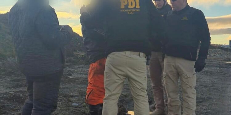 Fiscalización migratoria en Punta Arenas deja tres denuncias y un detenido con orden de aprehensión vigente