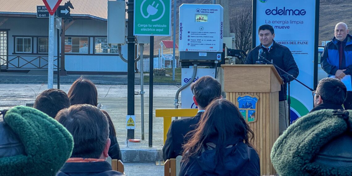Cerro Castillo suma nuevo electrocargador gratuito y fortalece la ruta de la electromovilidad en Magallanes