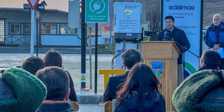 Cerro Castillo suma nuevo electrocargador gratuito y fortalece la ruta de la electromovilidad en Magallanes