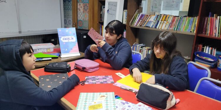 “Cazadores de Virus” acerca la ciencia a estudiantes de Magallanes