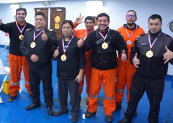 Tripulación del ferry Pathagon recibe Medalla al Mérito de la Municipalidad de Timaukel por su servicio a la comunidad fueguina