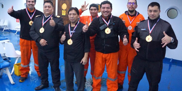 Tripulación del ferry Pathagon recibe Medalla al Mérito de la Municipalidad de Timaukel por su servicio a la comunidad fueguina