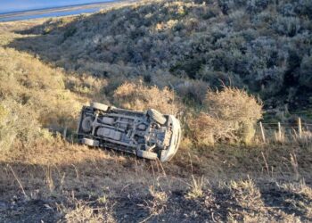 Vehículo fiscal de la Armada sufre accidente en la ruta a Río Verde: Conductor resulta sin lesiones graves.