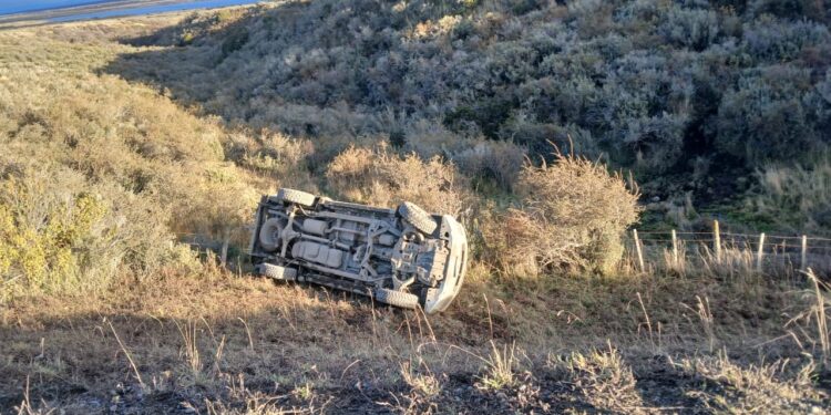 Vehículo fiscal de la Armada sufre accidente en la ruta a Río Verde: Conductor resulta sin lesiones graves.