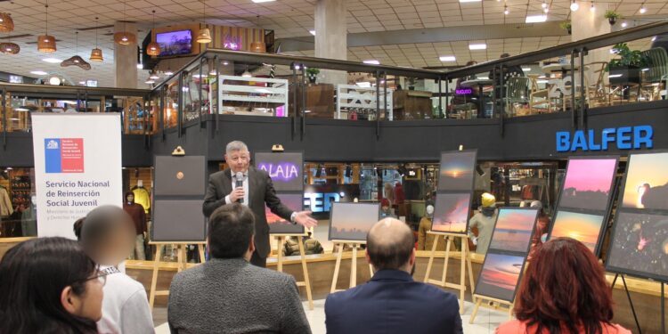 Fotografías de joven en reinserción social protagonizan emotiva exposición en Punta Arenas