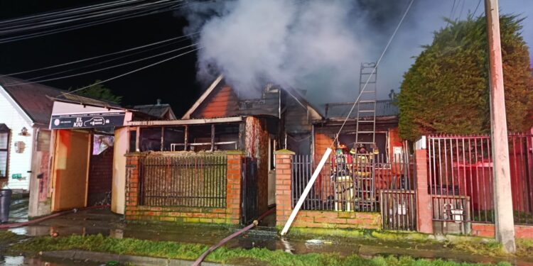 Tragedia en el barrio Archipiélago de Chiloé: Un fallecido y tres viviendas afectadas por incendio.