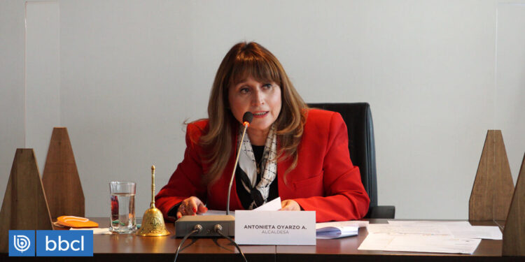 Exalcaldesa de Puerto Natales, Antonieta Oyarzo, es formalizada por presunta apropiación indebida de cotizaciones de 33 funcionarios