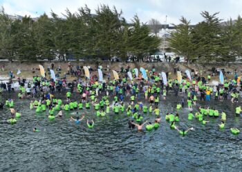 Cerca de 400 valientes desafiaron las gélidas aguas del canal Beagle en el 9° Chapuzón Austral de Puerto Williams