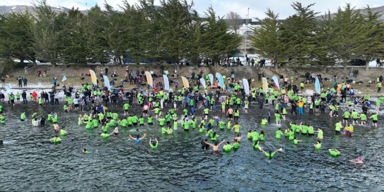 Cerca de 400 valientes desafiaron las gélidas aguas del canal Beagle en el 9° Chapuzón Austral de Puerto Williams