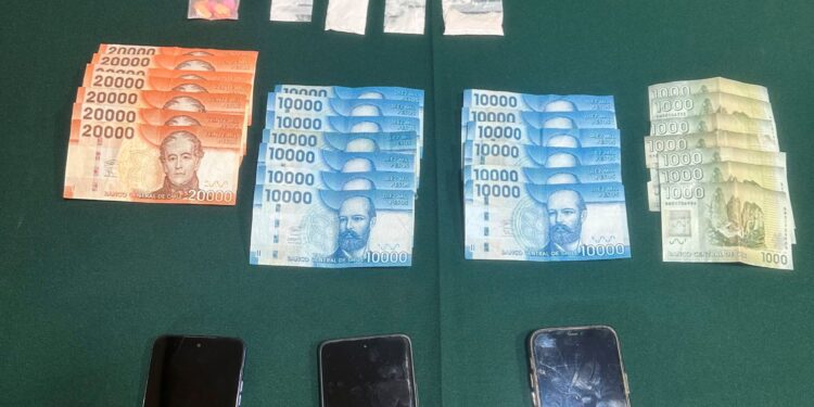 Fiscalización de Carabineros termina con dos detenidos por microtráfico, licencia falsa y orden de detención vigente en Punta Arenas