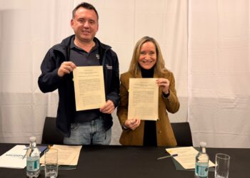 Santo Tomás y Municipalidad de Punta Arenas firman convenio para beneficiar a más de 50 estudiantes del área de la actividad física.