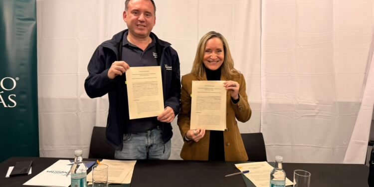 Santo Tomás y Municipalidad de Punta Arenas firman convenio para beneficiar a más de 50 estudiantes del área de la actividad física.