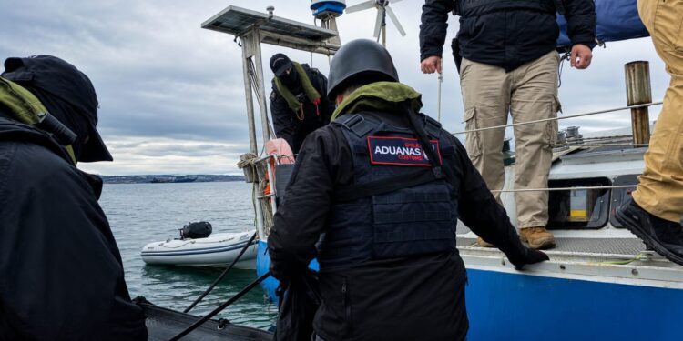 Incautan velero francés que realizaba tours ilegales en Magallanes