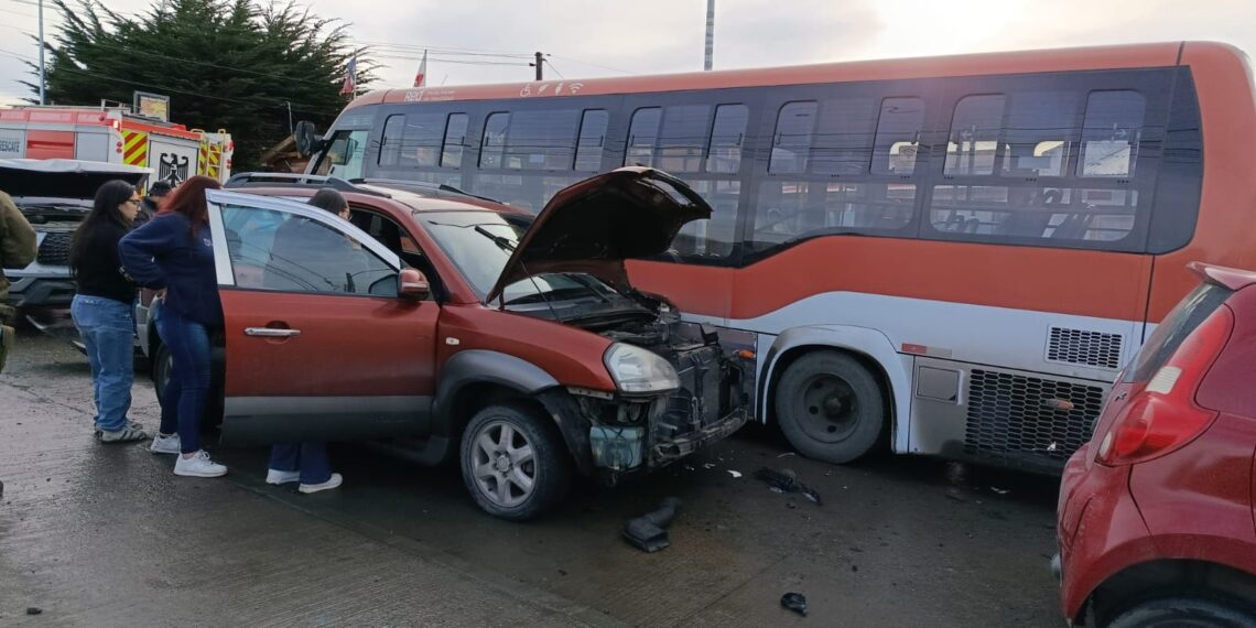 Colisión múltiple deja una persona lesionada y moviliza a equipos de emergencia en Punta Arenas