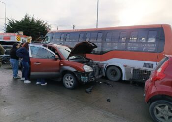 Colisión múltiple deja una persona lesionada y moviliza a equipos de emergencia en Punta Arenas